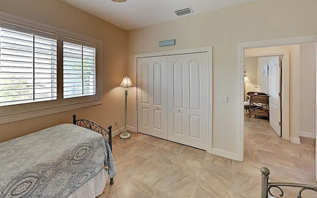 Canal House - 3 Br home by RedAwning