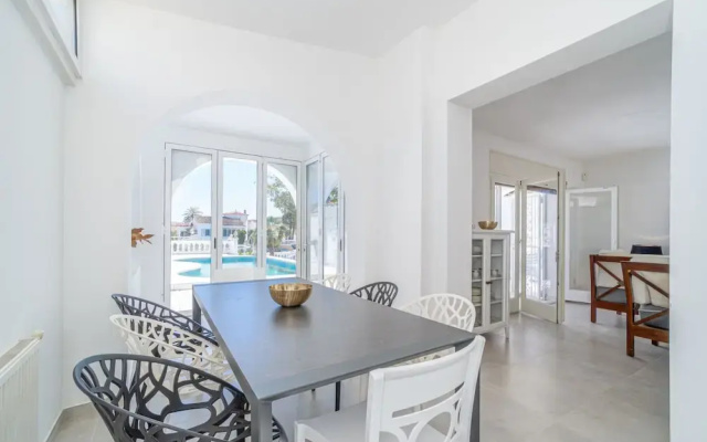 Apartment in Empuriabrava Near Beach