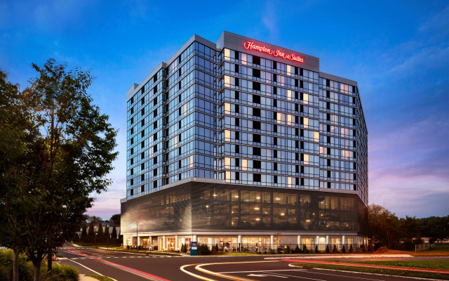 Hampton Inn & Suites Teaneck Glenpointe