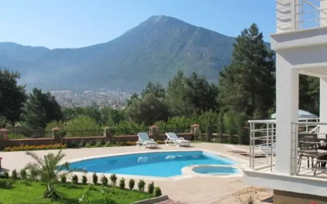 Villa LMP1 by JoyLettings