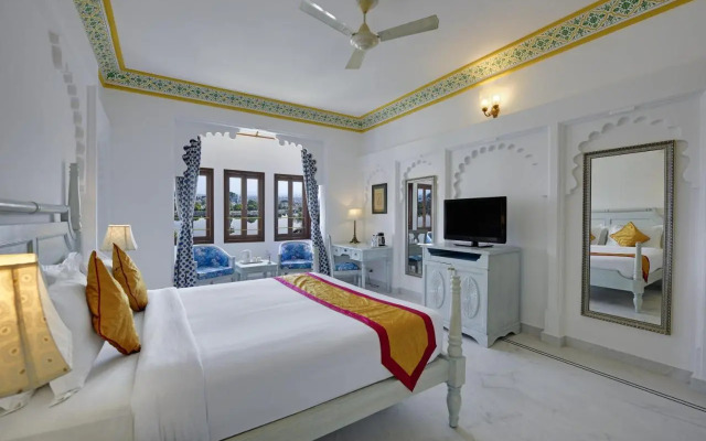 Swaroop Vilas - Lake Facing Boutique Hotel