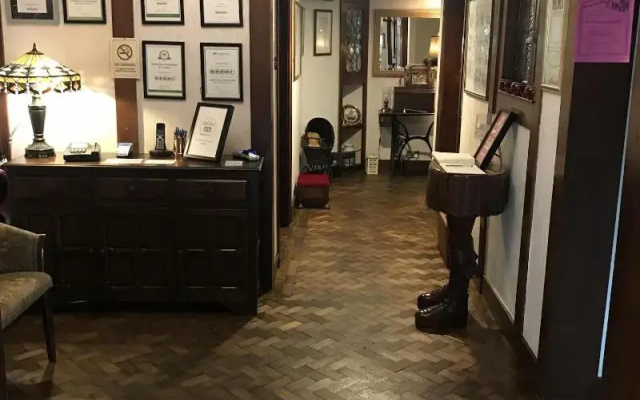 Barons Court Hotel