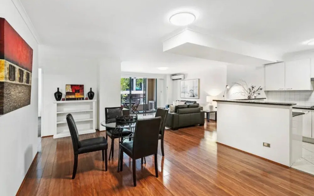 Poolside 2-bed Haven, Walk to City Centre