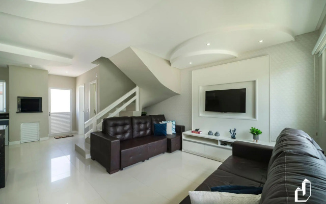 Duplex com piscina à beira mar e 03 suítes