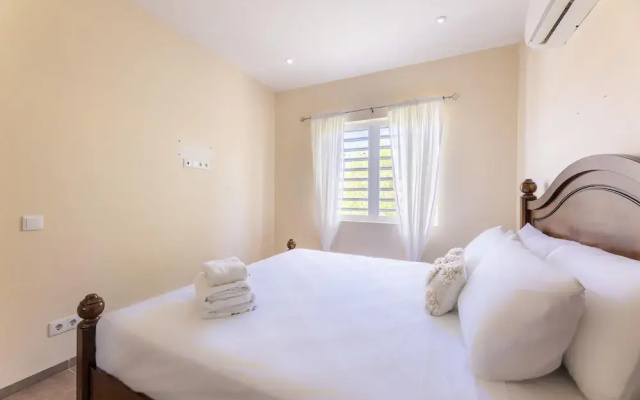 Charming 2BR Apt With Tropical Garden Pool