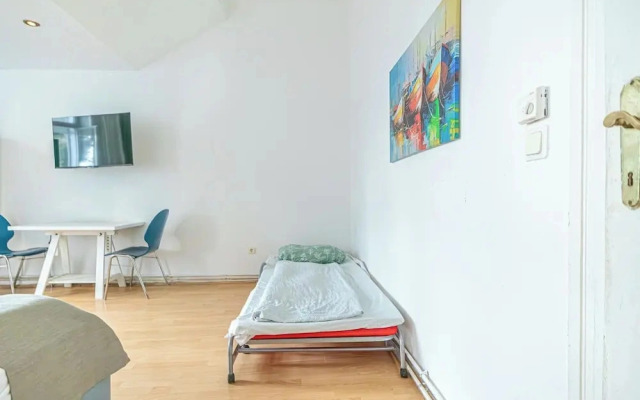 Simple 2BR Apt near Belvedere Palace