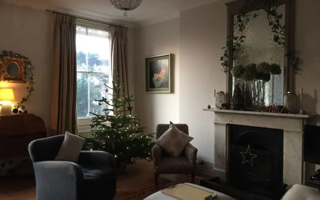 2 Bedroom Period Apartment Next To Clapham Common