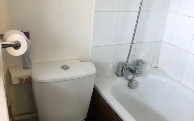 Charming 1-bed Apartment, Vibrant London Location