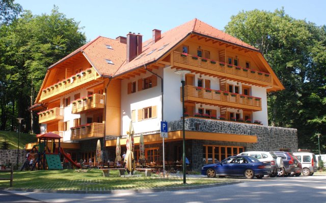 Aparthotel Snjezna Kraljica in Zagreb, Croatia from 82$, photos, reviews - zenhotels.com hotel front