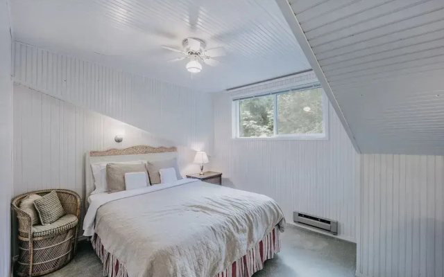 13sl - Hot Tub - Pets Ok - Wifi - Sleeps 8 2 Bedroom Home by RedAwning