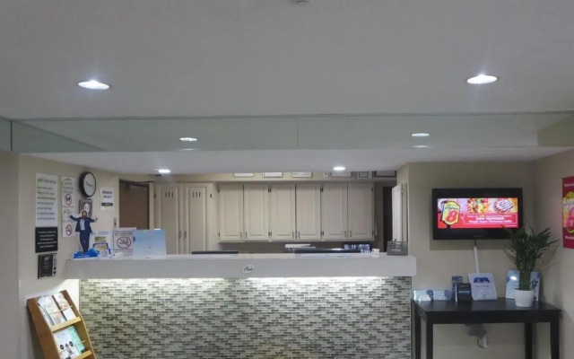 Super 8 by Wyndham Mundelein/Libertyville Area