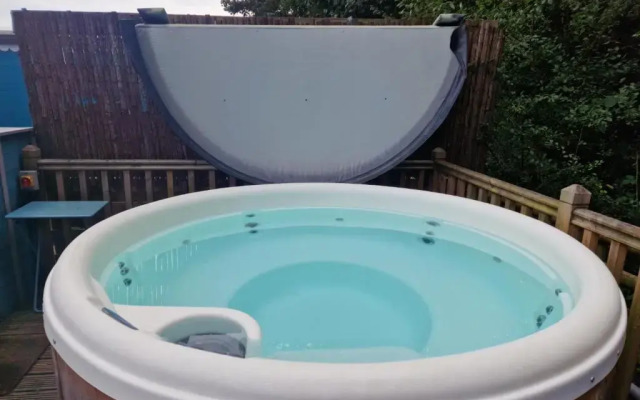 Cabin - Sleeps 2 hot tub & Parking