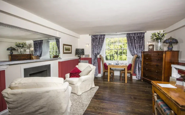Cornerstones, 16th Century Luxury Self Catering House overlooking the River Dee