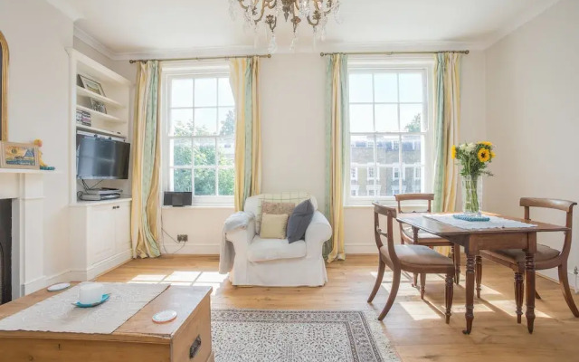 Vintage Regents Park Apartment