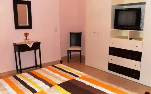 Omorfi Poli Apartment