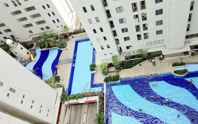 Pool View 2BR Bassura City Apartment By Travelio