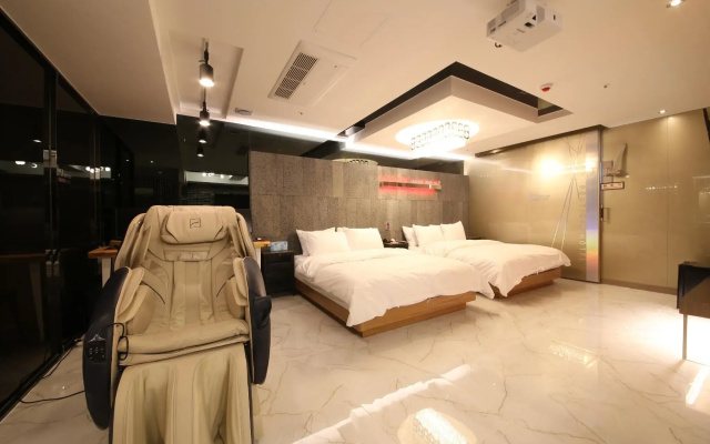 The J Hotel