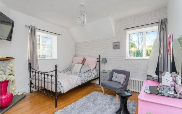 Pretty country family home- dog friendly.
