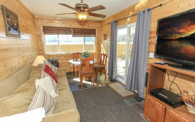 Lakeside Cabin 10