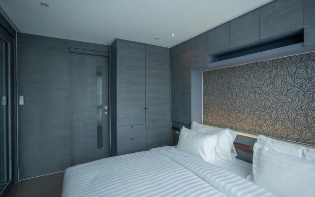 Condo Near Beach Rooftop Pool C252