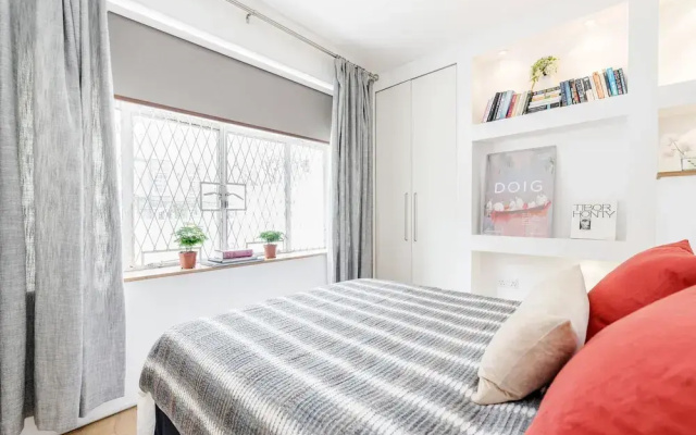 Modern Holland Park apartment