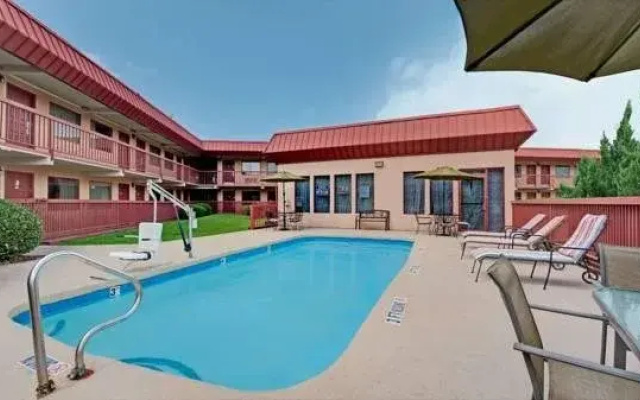 Super 8 Dallas Love Field Market Center