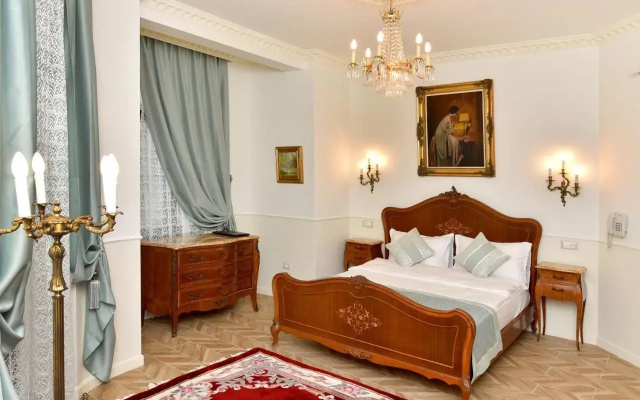 Royal Hotel