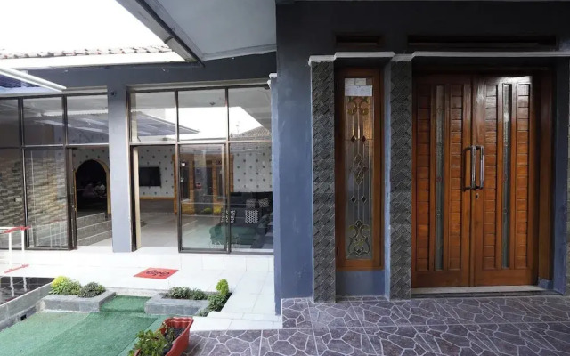Hotel O 94911 Syariah Anggrek Guest Hous
