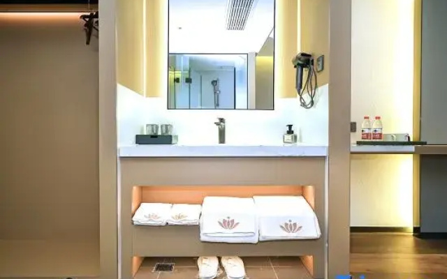 Shengxidun International Hotel (Ganzi Batang 318 National Highway)