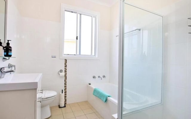 Tilly's Retreat - Pet Friendly - 3 Min Walk to Beach
