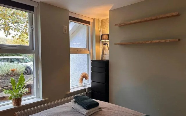 Scenic Stay Near Town & Lake