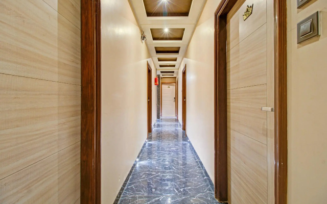 OYO MUM2055 Hotel Golden Crown