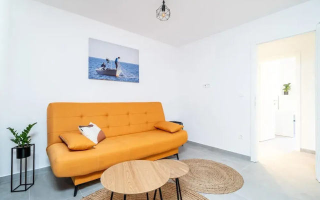 Beautiful Home in Molunat With Wifi and 8 Bedrooms
