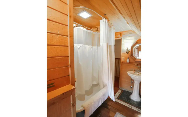 Gold Mountain Manor Bed and Breakfast