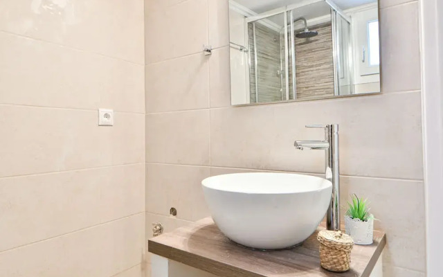 Fresh & renovated apartment next to metro station