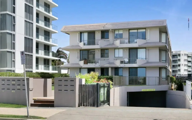 Beachfront Studio With Balcony & Stunning Views