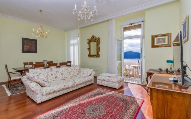 Luxury Seafront Apartment Banje