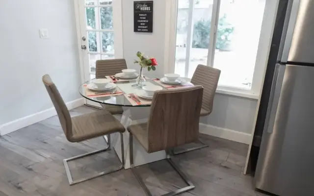 CHARMING UPGRADED 1-BEDROOM HOUSE IN GLENDALE (p55)