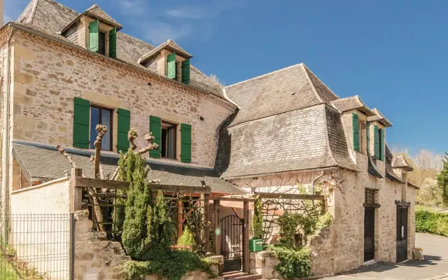 Elegant Holiday Home in Coubjours with heated pool and sauna