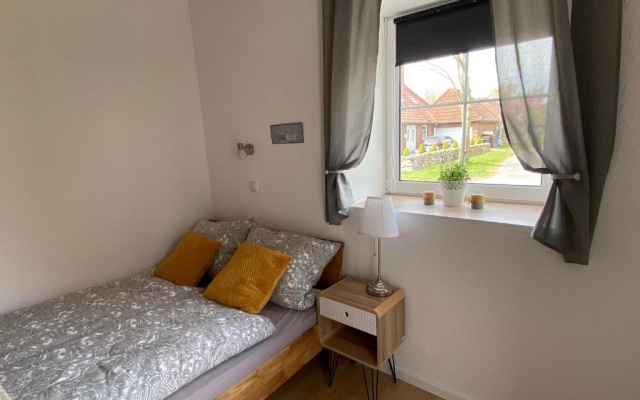 Kleines Doppelzimmer mit eigenem Bad und Kühlschrank, frisch saniert