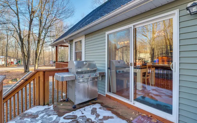 1 Mi to Beach: Pocono Lake Chalet w/ Decks