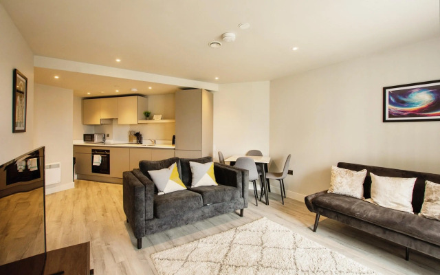 Sleek 6-Guest Apt at St Martin s Bham