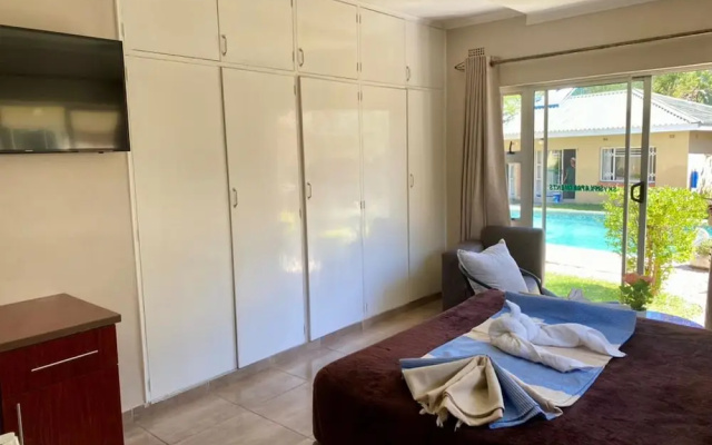 Poolside Executive Suite Near Airport - 2322