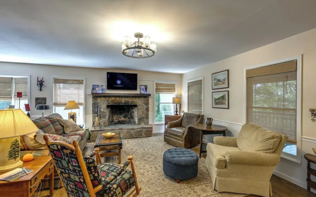 Near Highlands: 36-acre Scaly Mountain Lodge
