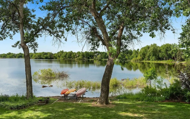Peaceful Retro Retreat W/ Stunning Lake Views!