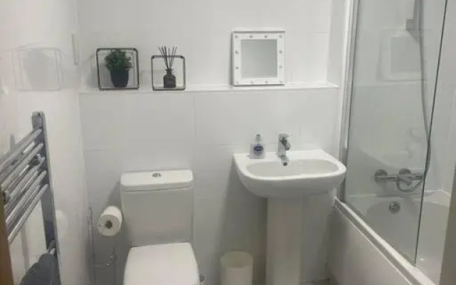 #305 1 Bedroom Serviced apartment -free parking