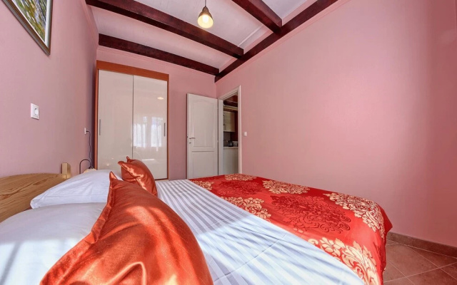 Beachfront Luxury Villa w. Pool & Large Garden