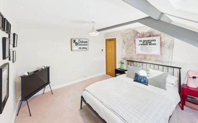 Host Stay The Artists Pad