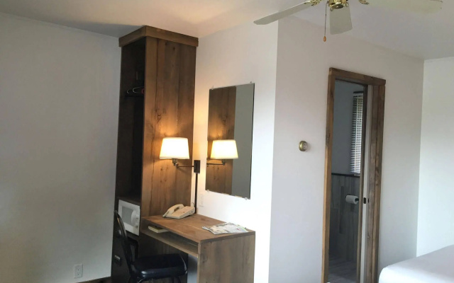 Aqua Aire Inn & Suites