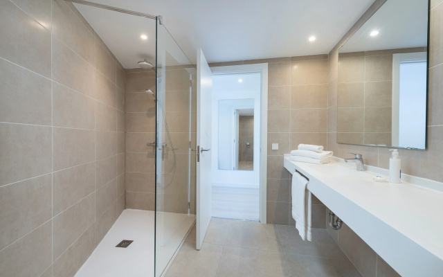 Apartment with shared pool, near the beach